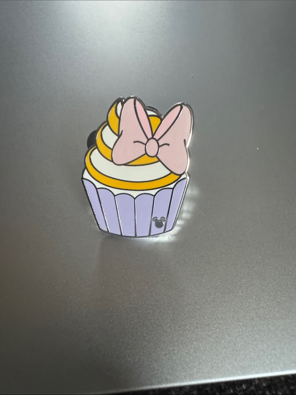 Daisy Cupcake Wave A 2026 Pin.